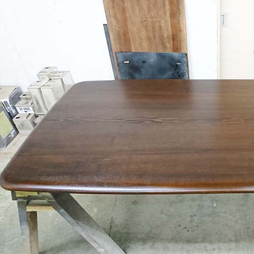 テーブルの修理事例:天板の剥離・再塗装、脚部上塗り塗装