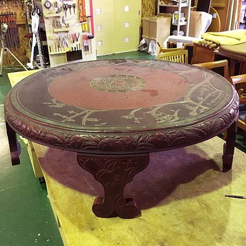 テーブルの修理事例:丸座卓の板浮き接着・擦り傷補修・全体クリア塗装