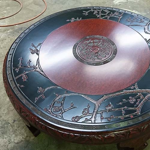 テーブルの修理事例:丸座卓の板浮き接着・擦り傷補修・全体クリア塗装