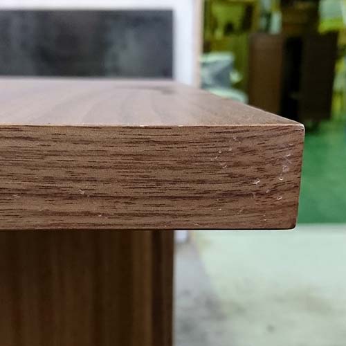 テーブルの修理事例:サイドテーブルの天板側面の打ち傷の部分補修