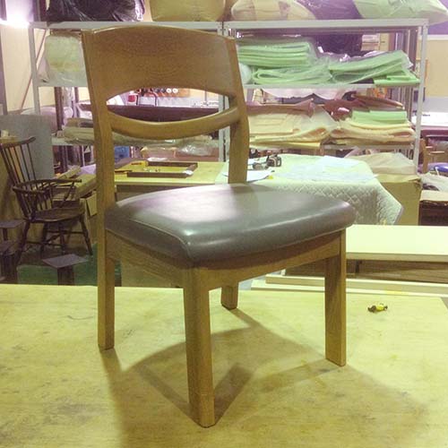 椅子の修理事例:脚の先に木材を継ぎ足して高さアップ