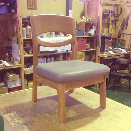 椅子の修理事例:脚の先に木材を継ぎ足して高さアップ