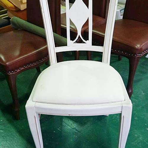 椅子の修理事例:ローラアシュレイの生地で座面張り替え・ウレタン入れ替え・ぐらつき直し