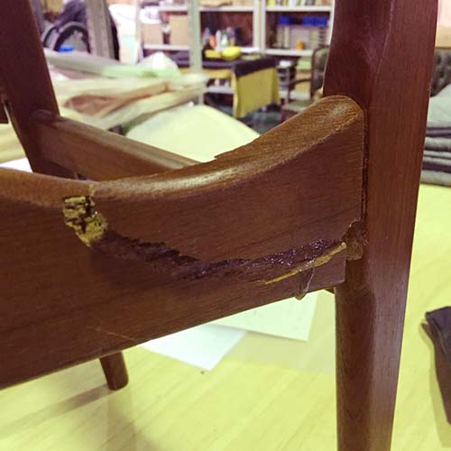 椅子の修理事例:座面下フレームの割れた部分の修復