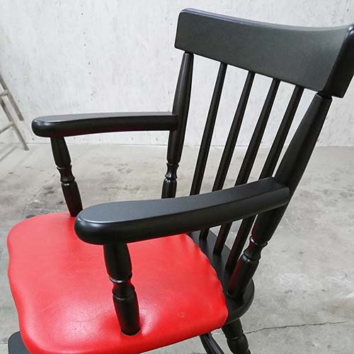 椅子修理:キッズチェアの色変更(塗装)