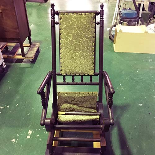 椅子やベンチの修理・張り替え・塗り替え・修理リメイク事例:ロッキングチェア前台輪の新規製作・生地の張り戻し