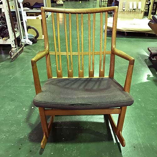 椅子やベンチの修理・張り替え・塗り替え・修理リメイク事例:ウェグナーロッキングチェアの座面張り替え・ウレタン交換