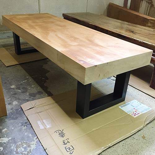 テーブルの修理事例:一枚板の天板をカット、脚を作り替え