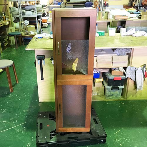 家具の修理事例:キャビネットガラス修理