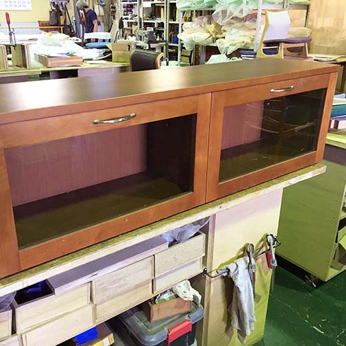 家具の修理事例:キャビネットガラス修理