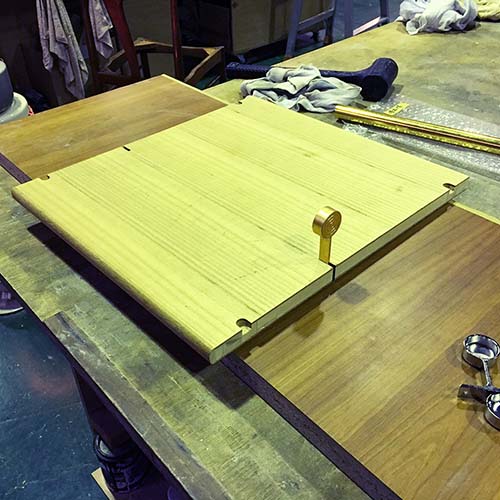 タンス食器棚チェスト本棚キャビネットなどの修理事例:洋服ダンスのハンガーポール受け金物の交換