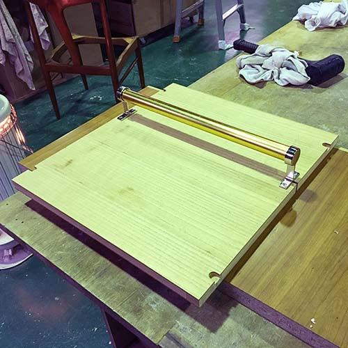 タンス食器棚チェスト本棚キャビネットなどの修理事例:洋服ダンスのハンガーポール受け金物の交換