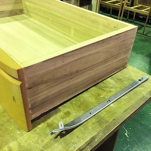 タンス食器棚チェスト本棚キャビネットなどの修理事例:チェストひきだしのスライドレールの交換