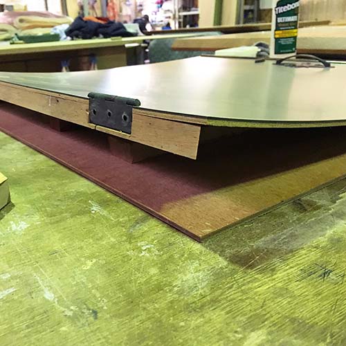 家具修理事例:フラッシュ構造の扉の表面材の接着補修