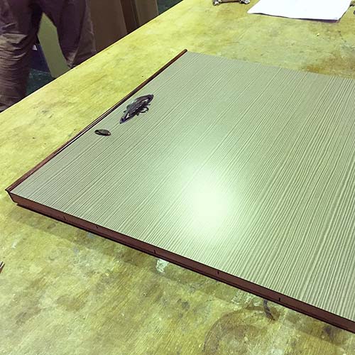 家具修理事例:フラッシュ構造の扉の表面材の接着補修