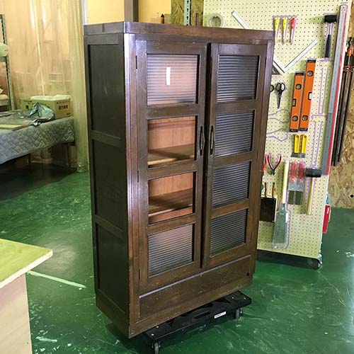 タンス食器棚チェスト本棚キャビネットなどの修理事例:本棚の扉調整・ひきだし調整・ガラス取り付け・外装の傷などの部分補修