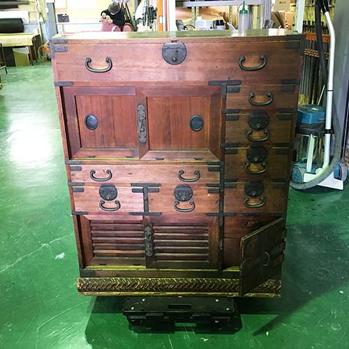 家具の修理事例:船箪笥の扉金物の反発の調整・ひきだし調整・金物の黒塗装