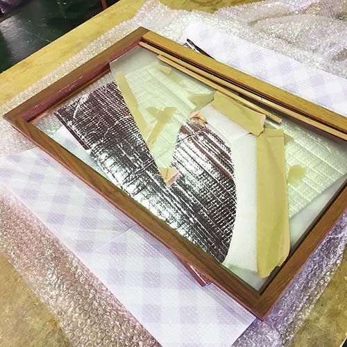 家具の修理事例:食器棚の扉のガラス交換