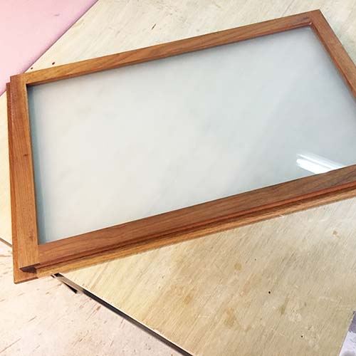 家具の修理事例:食器棚の扉のガラス交換