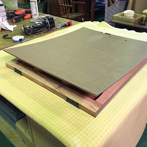 タンス食器棚チェスト本棚キャビネットなどの修理事例:タンス扉の表面材の貼り付け