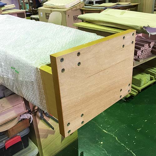 家具修理事例:シェルフのキャスター交換