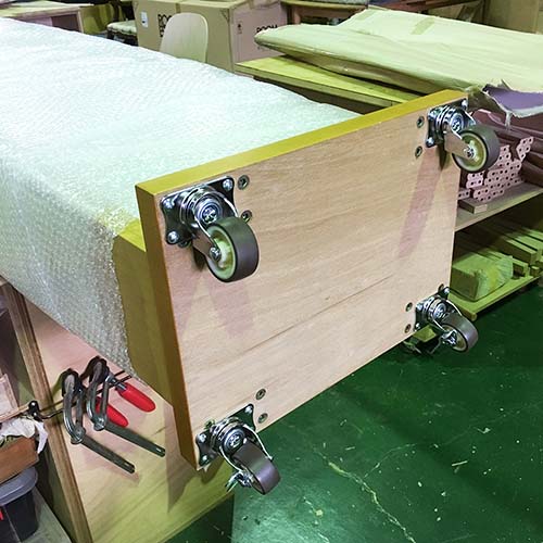 家具修理事例:シェルフのキャスター交換