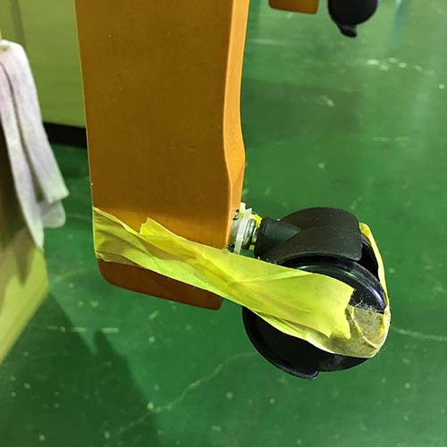 家具修理キャスター交換傷や割れ補修色の塗り替え