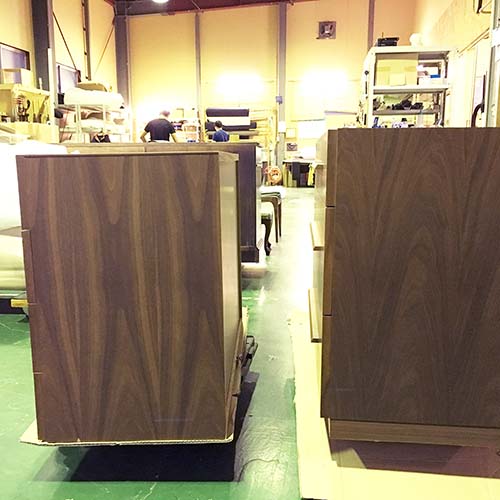 家具の修理事例:ハイチェストの側面に突板を貼り付け・色あわせ塗装