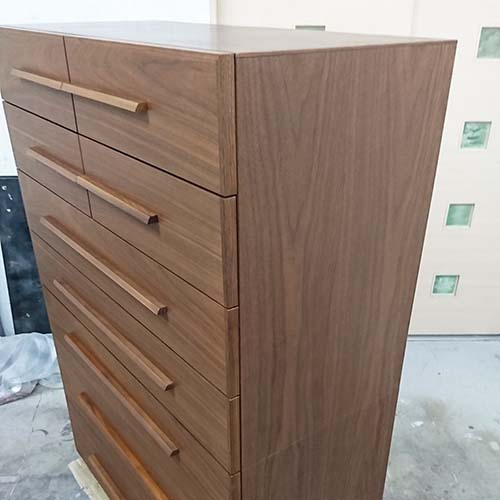 家具の修理事例:ハイチェストの側面に突板を貼り付け・色あわせ塗装