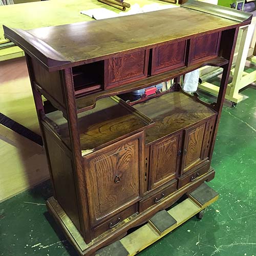 家具の修理事例:飾り棚の扉&ひきだし調整・色剥げ塗装補修・木部割れ補修