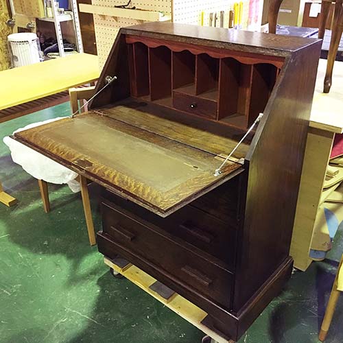 家具の修理事例:ライティングビューローの扉取り付け・背板交換・ひきだし調整・蝶番交換・塗装補修