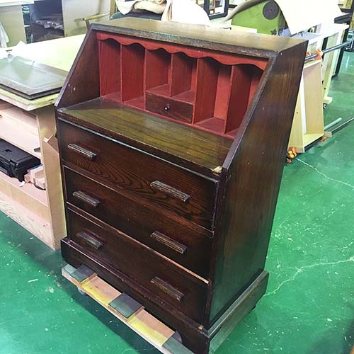 家具の修理事例:ライティングビューローの扉取り付け・背板交換・ひきだし調整・蝶番交換・塗装補修