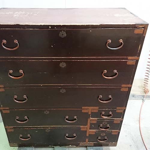 家具の修理事例:朱塗り箪笥の傷、剥げ、色褪せを塗装にて修復・金物塗装・ひきだし調整