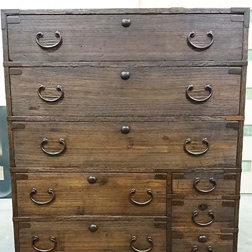 家具の修理事例:タンス塗り替え・背板&ひきだし底板の割れ補修・金物割れ補修・ひきだし調整