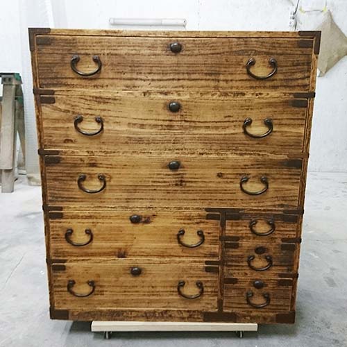 家具の修理事例:タンス塗り替え・背板&ひきだし底板の割れ補修・金物割れ補修・ひきだし調整