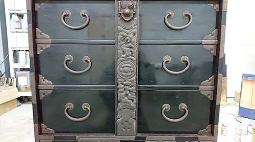 箪笥の修理事例:閂(かんぬき)鍵の修理・傷、剥げ、色褪せを塗装にて部分補修・ひきだし調整