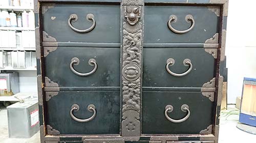 箪笥の修理事例:閂(かんぬき)鍵の修理・傷、剥げ、色褪せを塗装にて部分補修・ひきだし調整