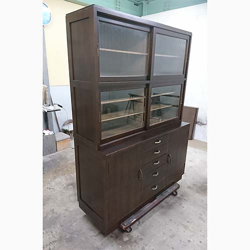 家具の修理事例:食器棚の外装塗装