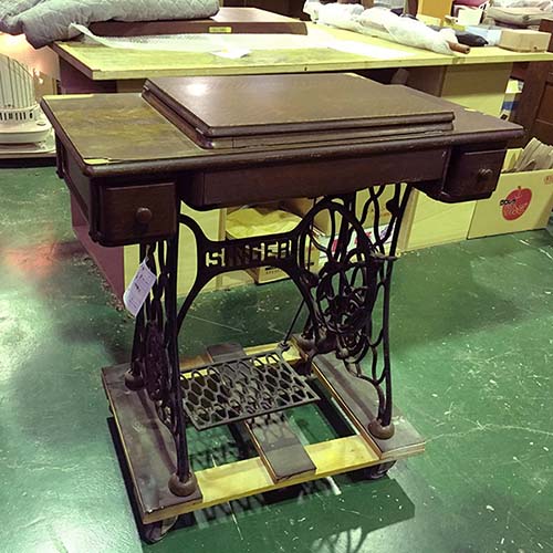 足踏みミシンをテーブルにリメイク