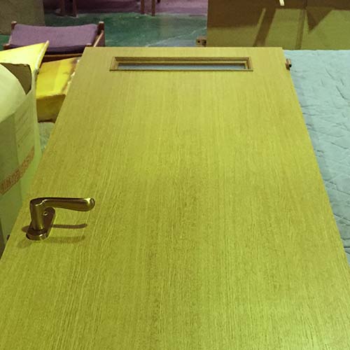 家具の修理事例:ドアの凹み傷を修復