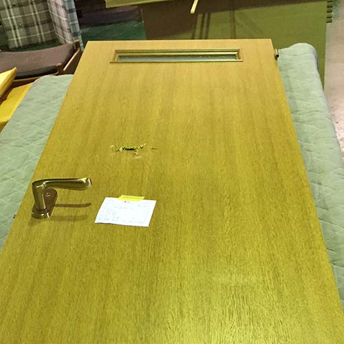 家具の修理事例:ドアの凹み傷を修復