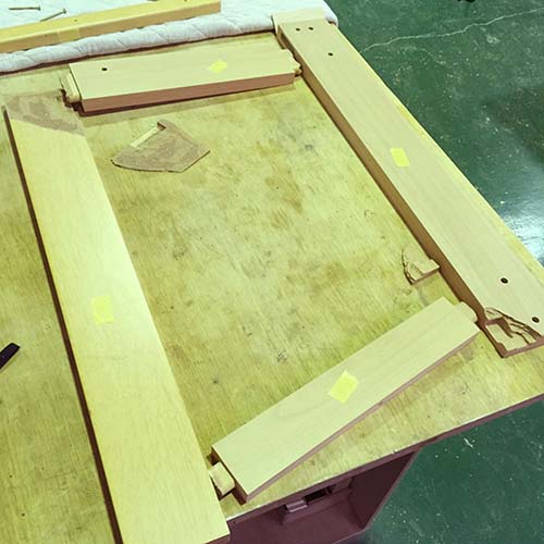 家具修理事例:壊れた扉の枠を修復