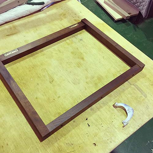 家具修理事例:壊れた扉の枠を修復