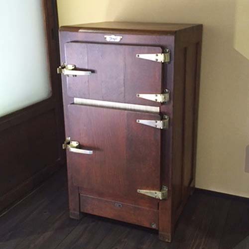 昭和初期の木製冷蔵庫の扉修理・塗装