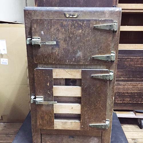 昭和初期の木製氷式冷蔵庫の扉修理・塗装