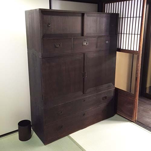 家具の修理事例:和箪笥の外れた扉の取り付け・塗装