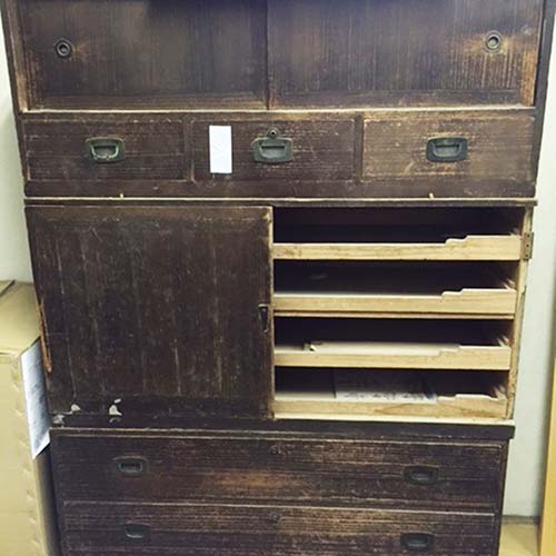 家具の修理事例:和箪笥の外れた扉の取り付け・塗装