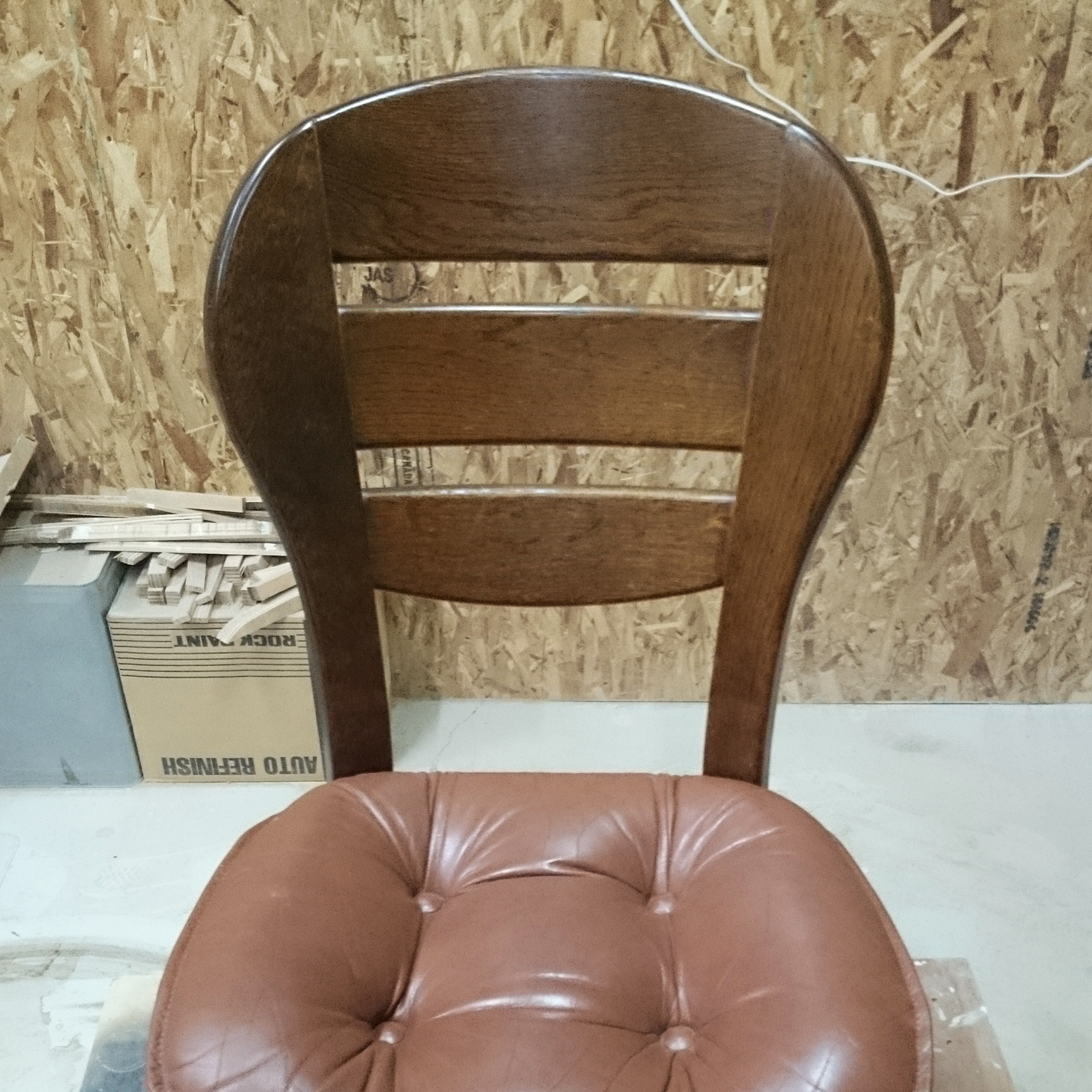 椅子の修理事例:傷、剥げ、色褪せを塗装にて修復