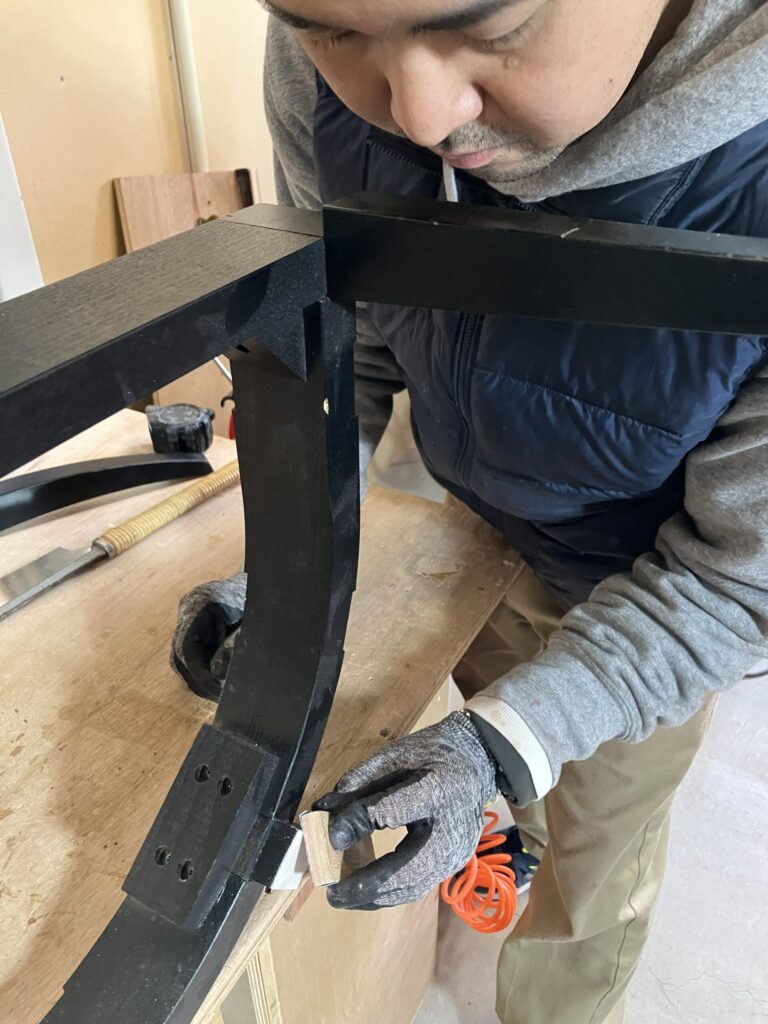 家具の脚カットの面取り作業