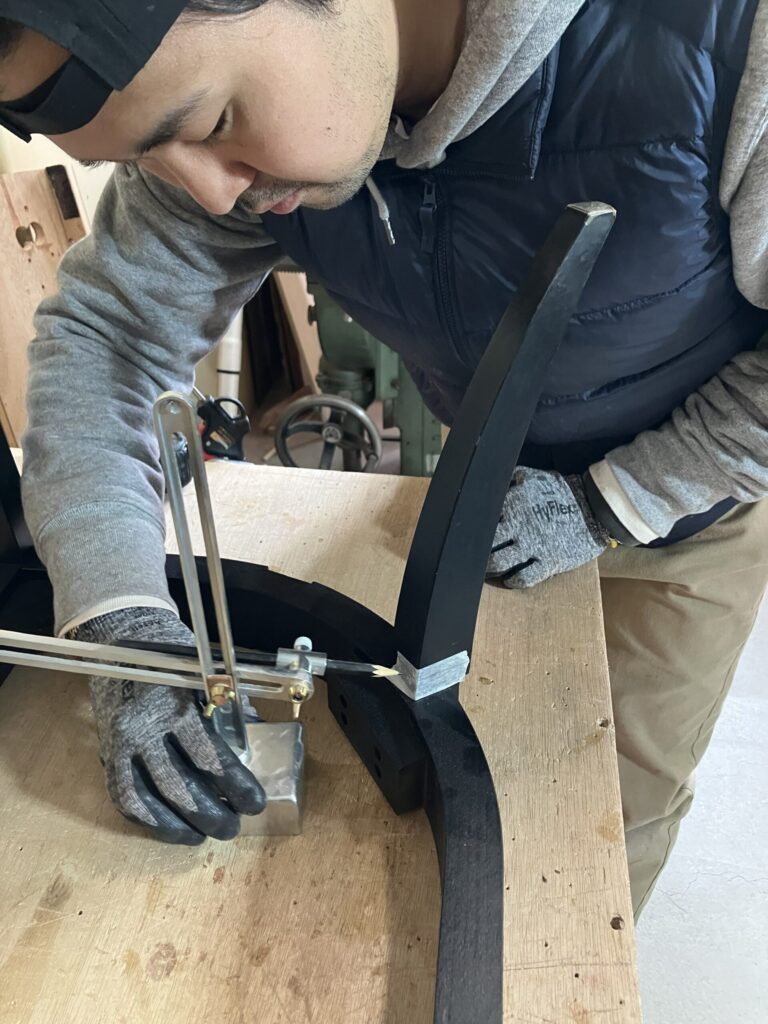 4本脚の家具カットの墨付け作業